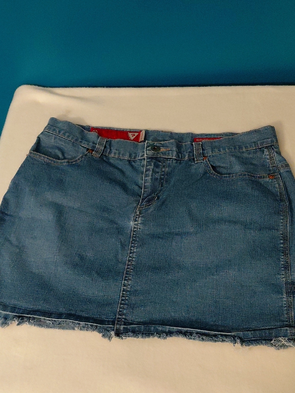NWOT GUESS Y2K Red Tag Denim Mini Skirt in Medium Blue Raw Hem Size 31